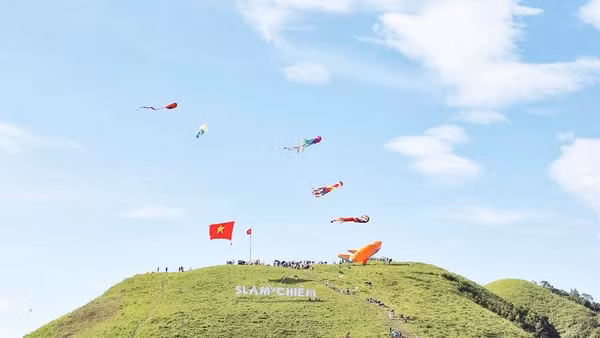 Lần đầu tiên những cánh diều tung bay trên thảo nguyên trong chương trình “Slam Chiêm-Sắc màu trên thảo nguyên” do xã Hiệp Lực tổ chức.