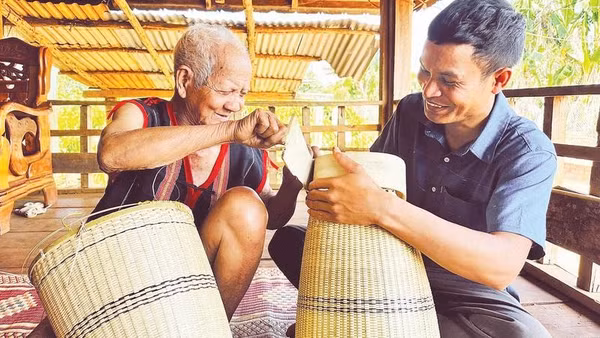 Người dân địa phương đang từng bước đưa những giá trị văn hóa vốn có của làng trở thành sản phẩm phục vụ du khách.