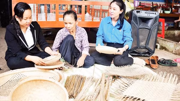 Cán bộ địa phương đánh giá hiệu quả sau học nghề của bà Thị Chương (giữa), ngụ ấp Tà Yểm, xã Giồng Riềng.