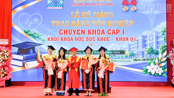 Trao khen thưởng cho 4 học viên đạt danh hiệu thủ khoa. (Ảnh: BÁ DŨNG)