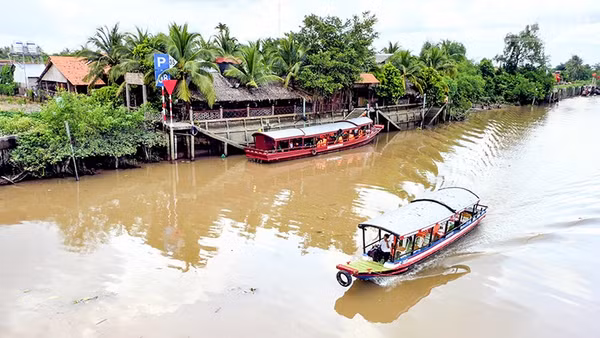 Du khách tham quan du lịch tại xã cù lao An Bình, tỉnh Vĩnh Long. (Ảnh: BÁ DŨNG)