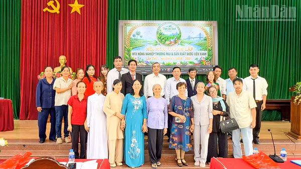 Hợp tác xã ra mắt Ban lãnh đạo và các thành viên. (Ảnh: BÁ DŨNG)
