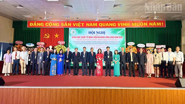 Các chuyên gia và đại biểu tham dự hội nghị. (Ảnh: BÁ DŨNG)