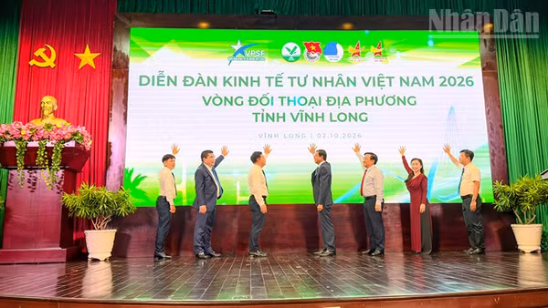 Nghi thức bấm nút vòng Đối thoại địa phương tỉnh Vĩnh Long. (Ảnh: BÁ DŨNG)