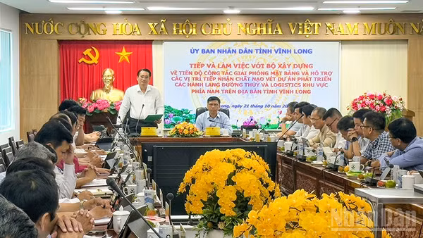 Lãnh đạo tỉnh Vĩnh Long ghi nhận và tiếp thu ý kiến chỉ đạo của Thứ trưởng Xây dựng. (Ảnh: BÁ DŨNG)