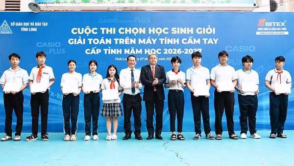 Trao giấy Chứng nhận cho các thí sinh tham gia kỳ thi. (Ảnh: CTV)