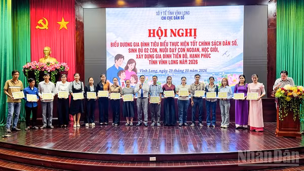 Lãnh đạo Sở Y tế tỉnh Vĩnh Long trao Giấy biểu dương những gia đình tiêu biểu. (Ảnh: BÁ DŨNG)