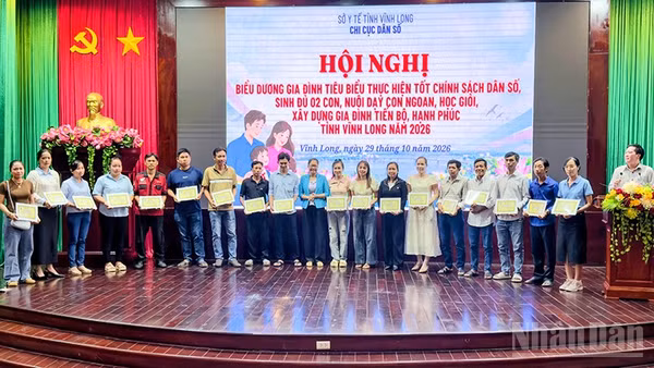Lãnh đạo Sở Nội vụ trao biểu dương cho những gia đình tiêu biểu. (Ảnh: BÁ DŨNG)