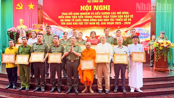 Thượng tướng Lê Văn Tuyến, Ủy viên Trung ương Đảng, Thứ trưởng Công an trao Bằng khen cho những điển hình tiên tiến. (Ảnh: BÁ DŨNG)
