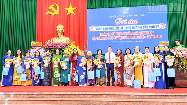 Lãnh đạo tỉnh Vĩnh Long tri ân đại biểu phụ nữ có nhiều đóng góp. (Ảnh: BÁ DŨNG)