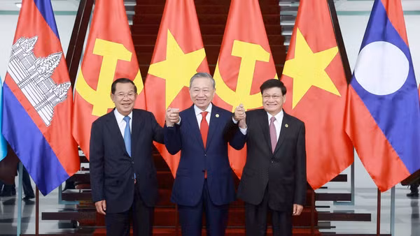 Tổng Bí thư , Chủ tịch nước Tô Lâm gặp gỡ Chủ tịch Đảng Nhân dân Campuchia, Chủ tịch Thượng viện Campuchia Hun Sen (bên trái) và Tổng Bí thư Đảng Nhân dân Cách mạng Lào, Chủ tịch nước Lào Thongloun Sisoulith. Ảnh: Thống Nhất
