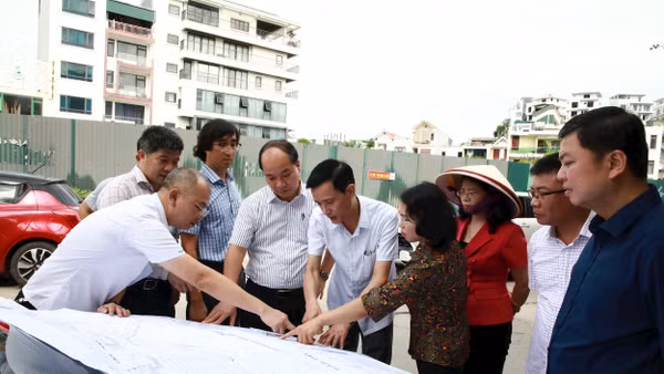 Lãnh đạo Thành ủy Quảng Ninh cùng phường Bãi Cháy và các cơ quan chức năng trực tiếp tháo gỡ khó khăn cho các dự án chậm tiến độ trên địa bàn phường.