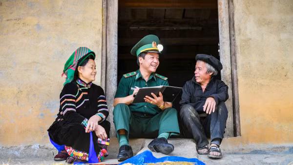 Cán bộ đồn biên phòng Phó Bảng (Tuyên Quang) lắng nghe ý kiến của bà con. Ảnh: Thành Đạt