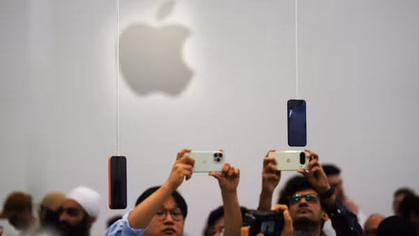 Khách hàng trải nghiệm các sản phẩm của Apple tại Cupertino, California (Mỹ). Ảnh: THX/TTXVN