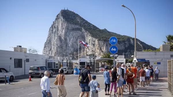 Người dân xếp hàng chờ kiểm tra giấy tờ tại cửa khẩu giữa Tây Ban Nha và Gibraltar ngày 6/7/2026. Ảnh: AA/TTXVN phát