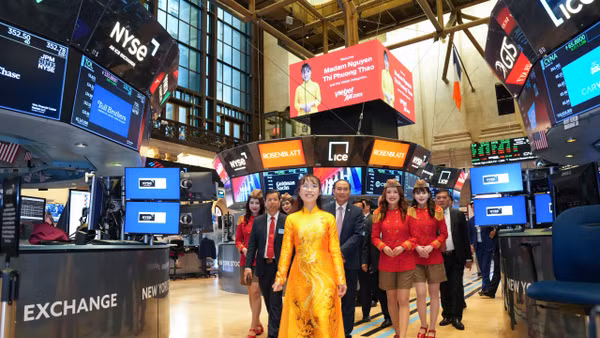 Tiến sĩ Nguyễn Thị Phương Thảo tại Sở giao dịch chứng khoán New York. Ảnh: NVCC.