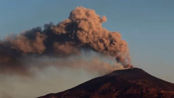Cột tro bụi phun lên từ miệng núi lửa Etna ở Sicily, Italy. (Ảnh: THX/TTXVN)