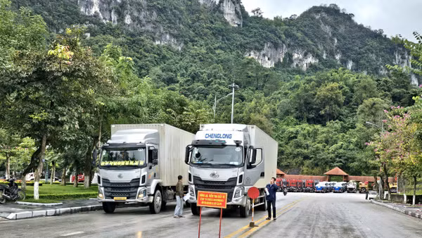 Lực lượng chức năng kiểm tra phương tiện chở hàng xuất khẩu qua Cửa khẩu Quốc tế Hữu Nghị (Lạng Sơn). Ảnh: PV.