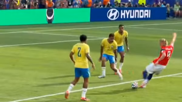 Fancam pha ghi bàn thứ hai của Haaland "kết liễu" Brazil 