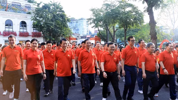 Các đại biểu đi bộ vòng quanh Hồ Hoàn Kiếm sáng 30/8. Ảnh: Tuấn Anh - TTXVN
