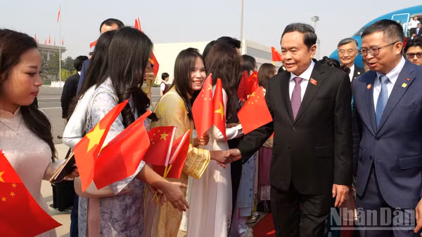Chủ tịch Quốc hội Trần Thanh Mẫn đến Thủ đô Bắc Kinh, bắt đầu thăm chính thức Trung Quốc. (Ảnh: HỮU HƯNG-VI SA)