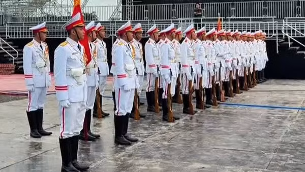 Khối tiêu binh tập dượt trên sân khấu chính của Tổ quốc trong tim 2