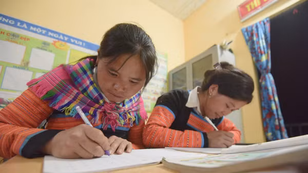 Các học viên lớp xóa mù chữ ở bản Làng Sáng (Ảnh: Báo Nhân Dân)