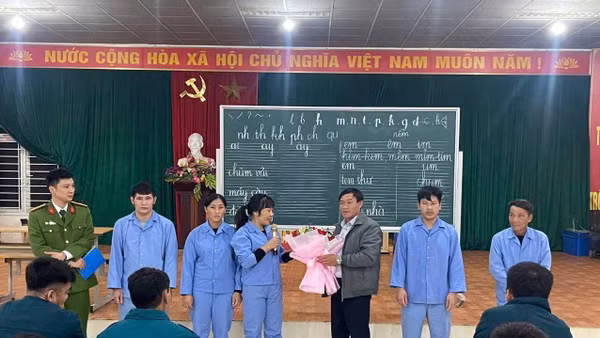 Học viên lớp học xóa mù tại Cơ sở cai nghiện ma túy số 2 tỉnh Thanh Hóa tặng hoa giáo viên giáo sau khi kết thúc lớp học. Ảnh: Công an Thanh Hóa