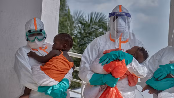 Nhân viên y tế chăm sóc bệnh nhân Ebola tại Bunia, tỉnh Ituri, CHDC Congo. (Ảnh: THX/TTXVN)