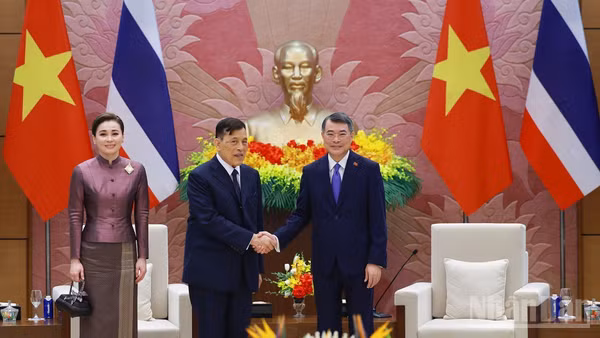 Thủ tướng Lê Minh Hưng đón Nhà vua Vương quốc Thái Lan Maha Vajiralongkorn Phra Vajiraklaochaoyuhua và Hoàng hậu. (Ảnh TRẦN HẢI)