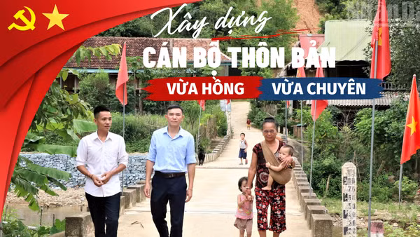 Đồng chí Lô May Phiệt, Bí thư Chi bộ bản Cha Lúm (ngoài cùng, bên trái sang) đã hoàn thành nghĩa vụ quân sự, tham gia lực lượng Công an xã, có trình độ Cử nhân Luật. (Ảnh: TRẦN TRUNG HIẾU)
