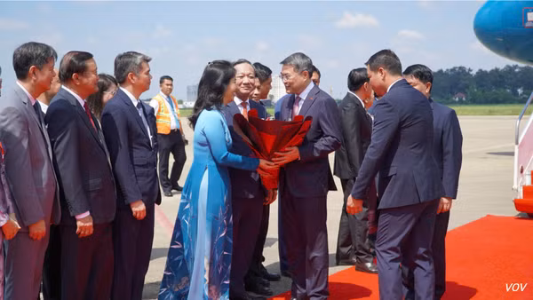 Thủ tướng Chính phủ Lê Minh Hưng tới sân bay quốc tế Wattay, Thủ đô Viêng Chăn bắt đầu chuyến thăm chính thức Cộng hòa Dân chủ Nhân dân Lào theo lời mời của Thủ tướng Lào Saleumxay Kommasith. (Ảnh: VOV)