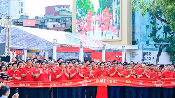 Các đại biểu trước vạch xuất phát. (Ảnh: THẾ ĐẠI)