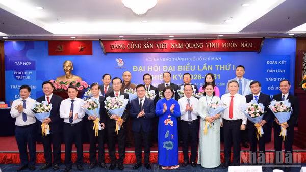 Đồng chí Lê Quốc Minh, Ủy viên Trung ương Đảng, Tổng Biên tập Báo Nhân Dân, Phó Trưởng ban Tuyên giáo Trung ương, Chủ tịch Hội Nhà báo Việt Nam; đồng chí Văn Thị Bạch Tuyết, Phó Bí thư Thành ủy Thành phố tặng hoa chúc mừng Ban chấp hành Hội Nhà báo thành phố khóa 1, nhiệm kỳ 2026-2031. (Ảnh: LINH BẢO)