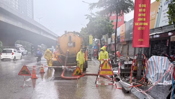 Công ty thoát nước Hà Nội ứng trực trên phố Nguyễn Xiển ngày 31/7/2026. Ảnh: TTXVN