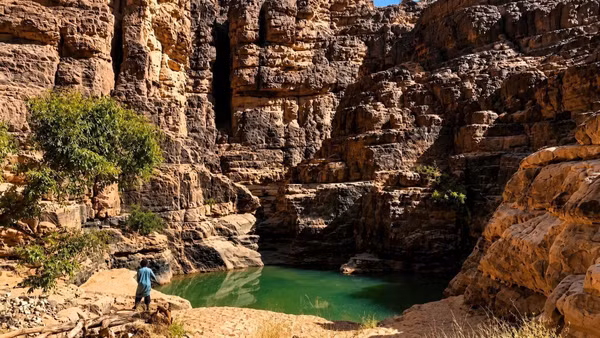  Giữa vùng sa mạc Sahara khô cằn ở miền Đông Nam Algeria, Tassili n’Ajjer hiện lên như một “bảo tàng ngoài trời” độc đáo với những khối đá sa thạch khổng lồ, hồ nước trong xanh, động vật sa mạc và hàng nghìn hình khắc, tranh vẽ trên vách đá có niên đại từ nhiều nghìn năm trước. Ảnh: TTXVN phát