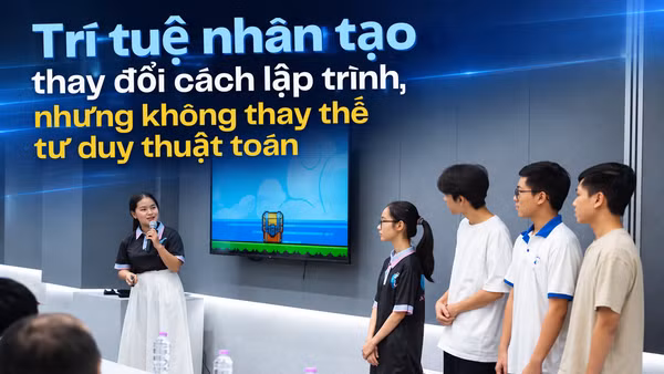 Một trong ba nhóm sinh viên xuất sắc nhất trình bày sản phẩm game do nhóm phát triển tại Lễ tổng kết môn SE116 khóa đầu tiên. (Ảnh: Code Tour)