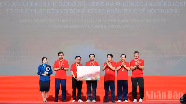 Bà Sohn Minyoung, Giám khảo chính thức của Guinness World Records, đại diện Tổ chức Kỷ lục Guinness thế giới. (Ảnh: MINH DUY)