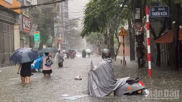 "Rốn ngập" ngã rẽ Thiên Hiền và đường Mỹ Đình sáng 17/9, các phương tiện gần như tê liệt. Ảnh: VIỆT HÀ
