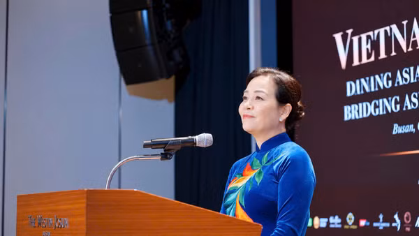 Tiến sĩ Ngô Phương Lan phát biểu khai mạc tọa đàm. (Ảnh: Đại sứ quán Việt Nam tại Hàn Quốc cung cấp)