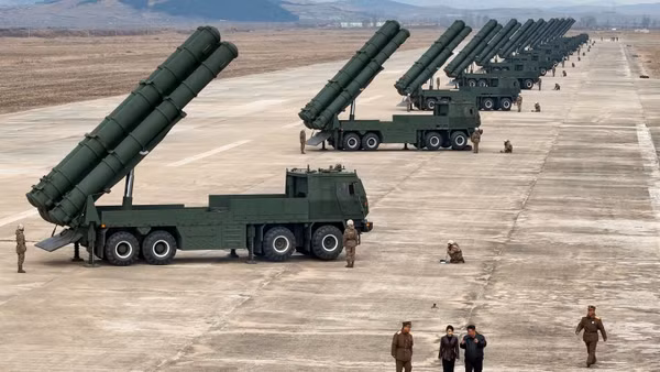 Nhà lãnh đạo Triều Tiên Kim Jong Un thị sát cuộc diễn tập hỏa lực ngày 14/3/2026. Ảnh: KCNA/TTXVN