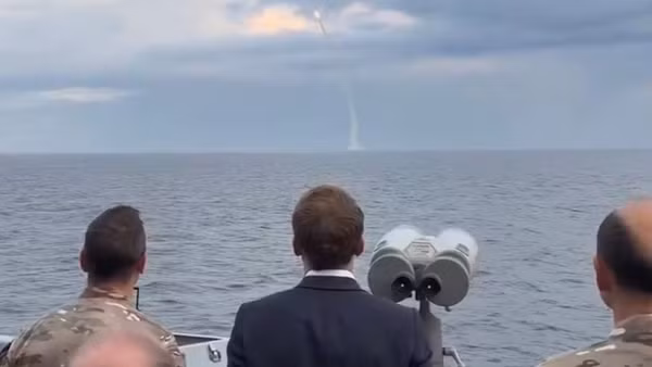 Tổng thống Pháp Emmanuel Macron theo dõi vụ phóng thử tên lửa đạn đạo Le Vigilant. Ảnh: Cắt từ clip đăng trên trang X chính thức Emmanuel Macron.