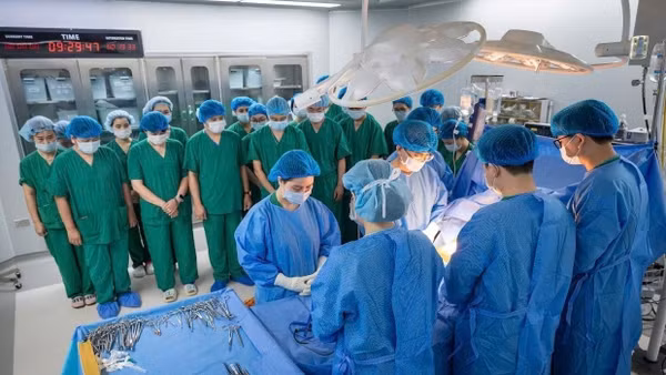 Mới đây, Bệnh viện Đa khoa Xanh Pôn thực hiện thành công ca lấy - ghép đa tạng từ một người hiến chết não, "hồi sinh" sự sống và mang lại hy vọng cho 7 bệnh nhân khác nhau. Ảnh: BVXP