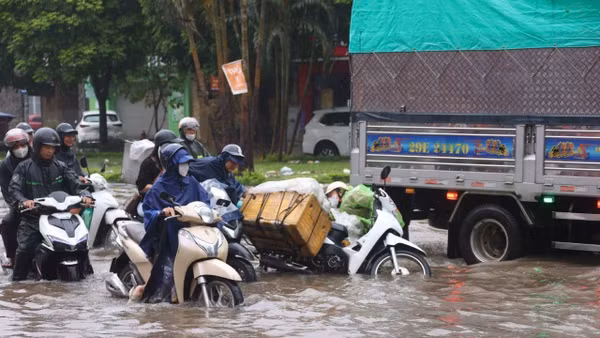 Đường 32 (Quốc lộ 32) đoạn qua khu vực Nhổn (Cầu Diễn đi Hoài Đức/Đan Phượng), nhiều đoạn ngập sâu. Ảnh: TTXVN