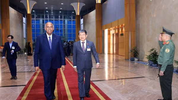 Phó Chủ nhiệm Thường trực Ủy ban Quốc phòng, An ninh và Đối ngoại của Quốc hội Vũ Hải Hà đón Chủ tịch Quốc hội Côte d’Ivoire Patrick Achi tại sân bay quốc tế Nội Bài. Ảnh: TTXVN