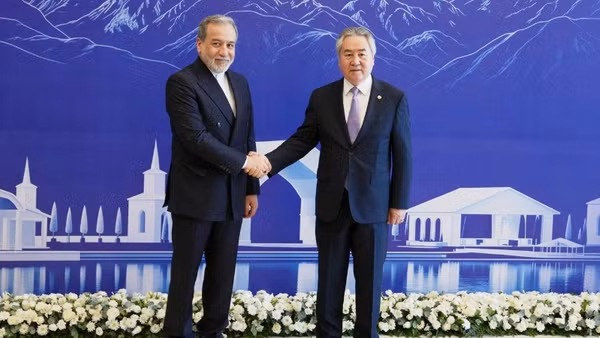Ngoại trưởng Iran Abbas Araghchi (trái) tham dự cuộc họp Hội đồng Ngoại trưởng Tổ chức Hợp tác Thượng Hải (SCO) tại Kyrgyzstan. Ảnh: SCO.
