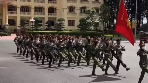 Các học viên Trường Đại học An ninh nhân dân miệt mài tập luyện ngày đêm chuẩn bị cho "Tổ quốc trong tim"