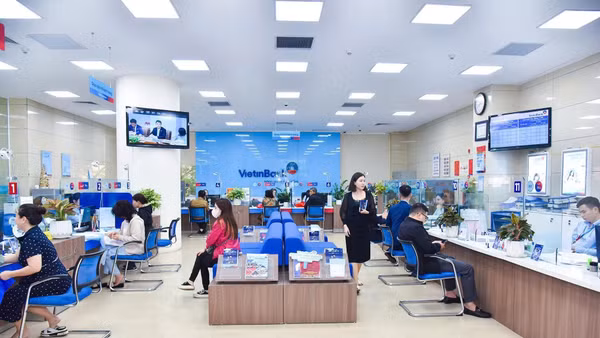 Khách hàng được các giao dịch viên của VietinBank hướng dẫn tư vấn sản phẩm tại quầy (Ảnh: VietinBank)