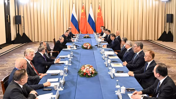 Tổng thống Nga Vladimir Putin và Chủ tịch Trung Quốc Tập Cận Bình tại cuộc gặp bên lề Hội nghị thượng đỉnh SCO ở Kyrgyzstan ngày 31/8/2026. (Ảnh: THX/TTXVN phát)