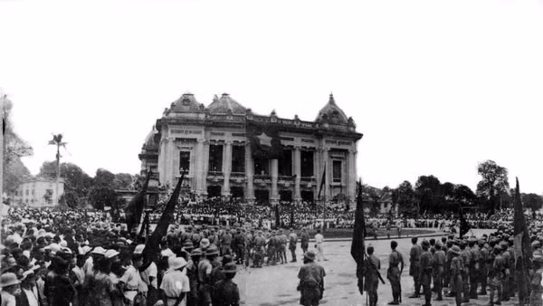 Không khí Tổng khởi nghĩa ở Hà Nội hưởng ứng lời kêu gọi của Chủ tịch Hồ Chí Minh, ngày 19/8/1945. (Ảnh: Tư liệu/TTXVN)